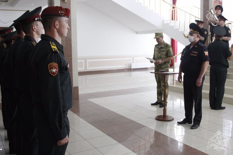 Награждение прикомандированных курсантов Новосибирского  военного ордена Жукова института имени генерала армии И.К. Яковлева войск национальной гвардии