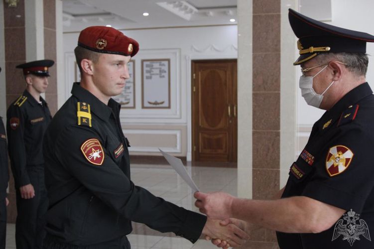 Награждение прикомандированных курсантов Новосибирского  военного ордена Жукова института имени генерала армии И.К. Яковлева войск национальной гвардии