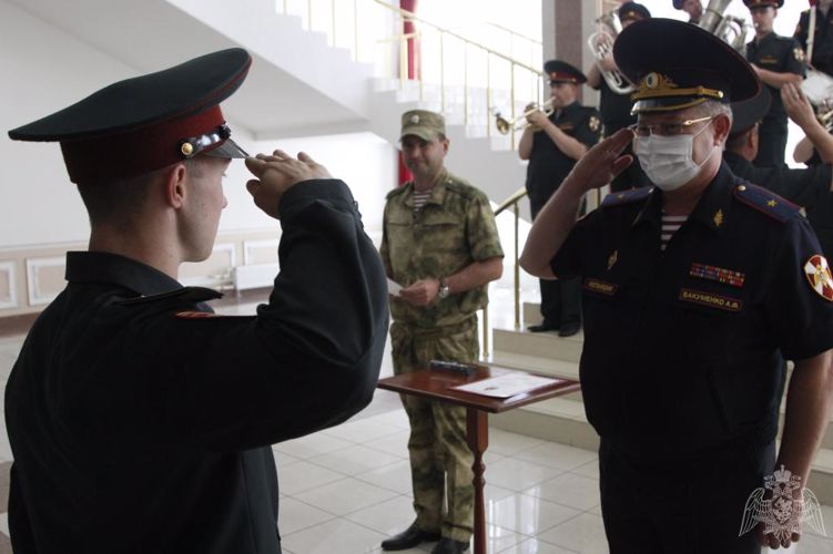 Награждение прикомандированных курсантов Новосибирского  военного ордена Жукова института имени генерала армии И.К. Яковлева войск национальной гвардии