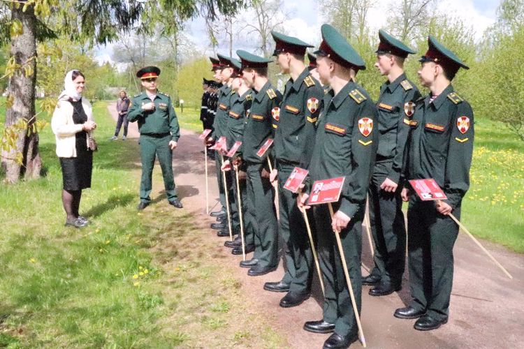 Посадка деревьев в саду Воинской Славы
