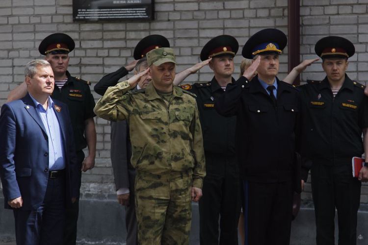 «Помните, через года и века»