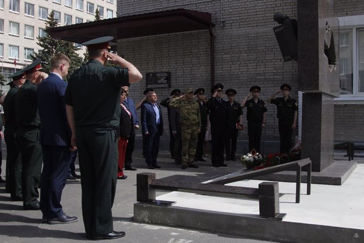 «Помните, через года и века»
