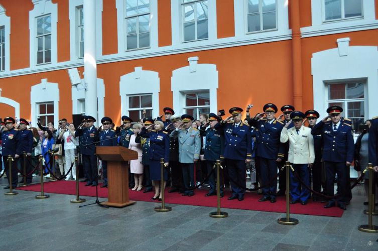 Начальник Военного института стал почётным гостем на торжественной церемонии вручения дипломов о высшем образовании офицерам Санкт-Петербургской академии Следственного комитета Российской Федерации