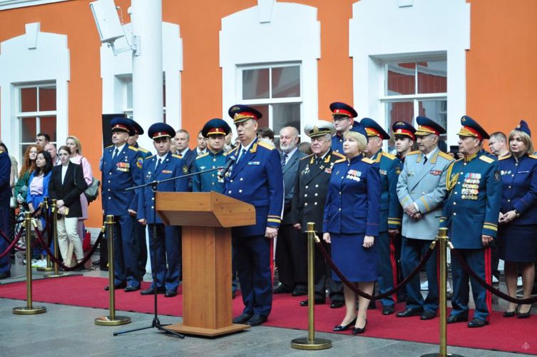 Начальник Военного института стал почётным гостем на торжественной церемонии вручения дипломов о высшем образовании офицерам Санкт-Петербургской академии Следственного комитета Российской Федерации