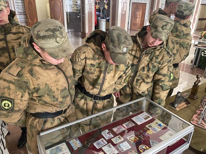 В Санкт-Петербургском военном ордена Жукова институте войск национальной гвардии Российской Федерации проведено торжественное открытие выставки посвященной военным событиям на Донбассе и специальной военной операции на Украине