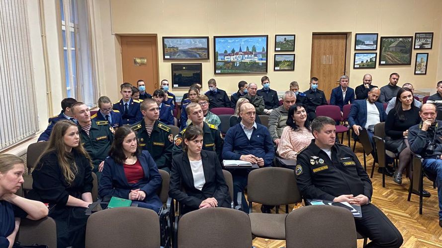 Военнослужащие и профессорско-преподавательский состав Санкт-Петербургского военного ордена Жукова института войск национальной гвардии Российской Федерации приняли участие  в работе  межведомственного круглого стола "Формы и методы военно-патриотической работы в современных условиях"