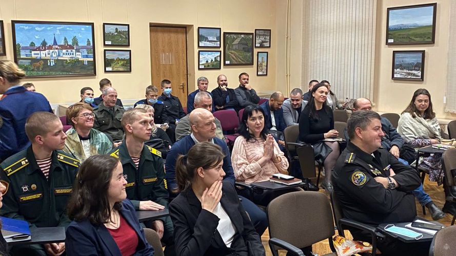 Военнослужащие и профессорско-преподавательский состав Санкт-Петербургского военного ордена Жукова института войск национальной гвардии Российской Федерации приняли участие  в работе  межведомственного круглого стола "Формы и методы военно-патриотической работы в современных условиях"