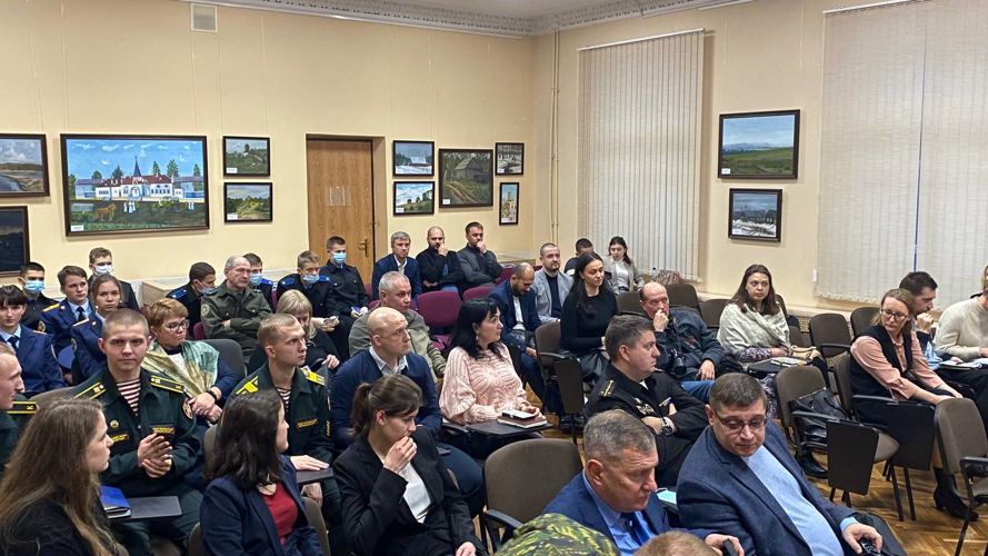 Военнослужащие и профессорско-преподавательский состав Санкт-Петербургского военного ордена Жукова института войск национальной гвардии Российской Федерации приняли участие  в работе  межведомственного круглого стола "Формы и методы военно-патриотической работы в современных условиях"