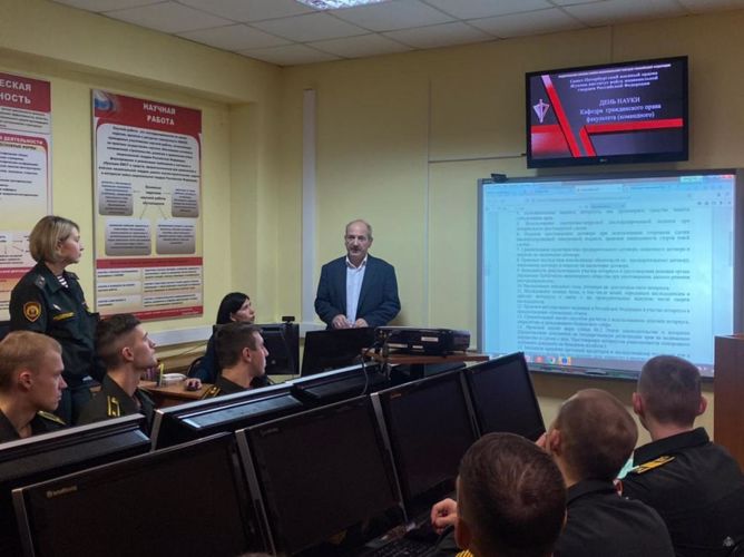 Заседание кружка военно-научного общества курсантов на кафедре гражданского права