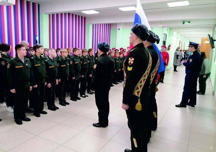 Торжественная линейка с поднятием государственного флага Российской Федерации