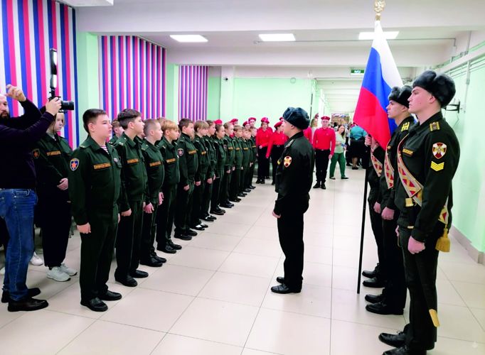 Торжественная линейка с поднятием государственного флага Российской Федерации