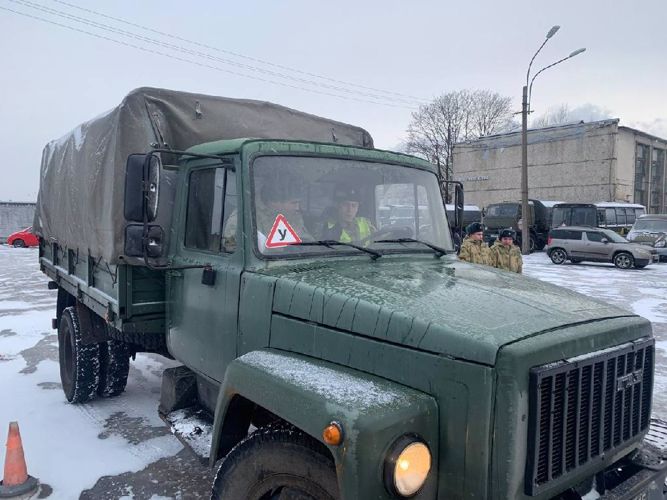 Практические занятия по вождению автомобилей с курсантами 2 курса
