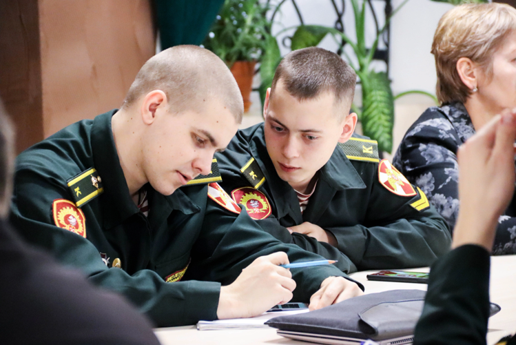 Участие профессорско-преподавательского состава и курсантов факультета (военно-политической работы) в конференции и круглом столе проведенных в Центре военно-патриотического воспитания  «Авангард» Ленинградской области