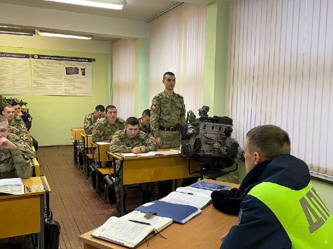 Сотрудники ОГИБДД УМВД России по Красносельскому району  г.Санкт-Петербурга оказали методическую помощь в организации проведения занятия по безопасности дорожного  движения с курсантами военного института