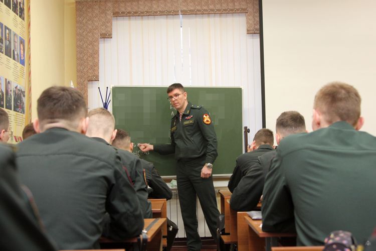 Руководитель ДВСМИ Росгвардии генерал-майор Сергей Шевчук посетил военный институт