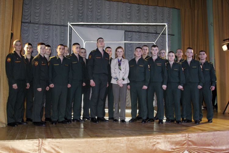 Депутат Госдумы Мария Бутина представила в военном институте спектакль «Тюремный дневник»