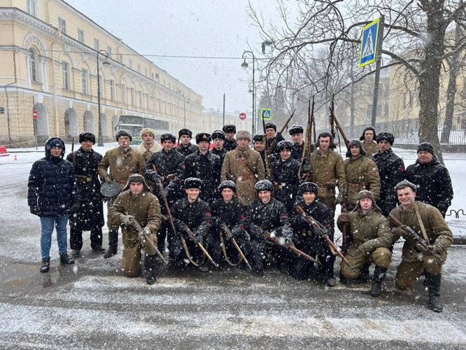 «Камера. Мотор. Снято!» курсанты Санкт-петербургского военного ордена Жукова института войск национальной гвардии Российской Федерации приняли участие в съемках сериала о Великой Отечественной войне и блокаде Ленинграда.