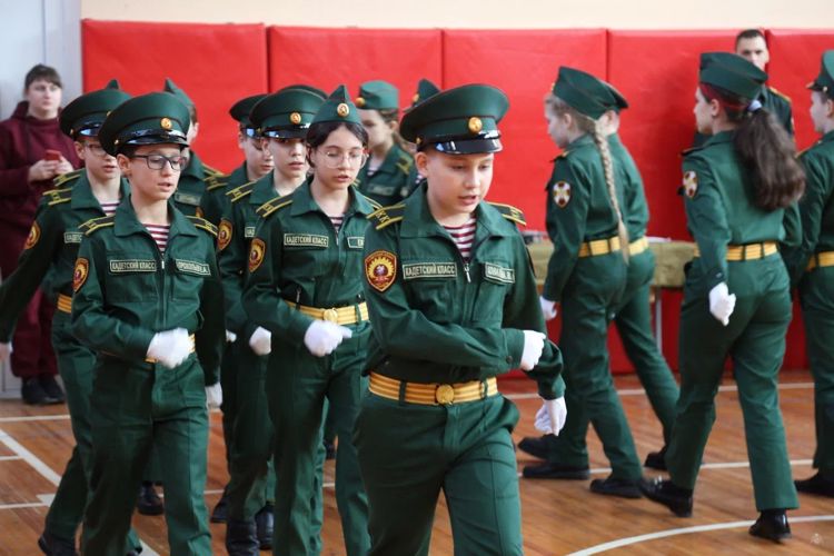 Для учащихся кадетских 5 классов Росгвардии и Следственного Комитета Российской Федерации отдел ВПР Санкт-Петербургского военного института провёл военно-спортивную эстафету.
