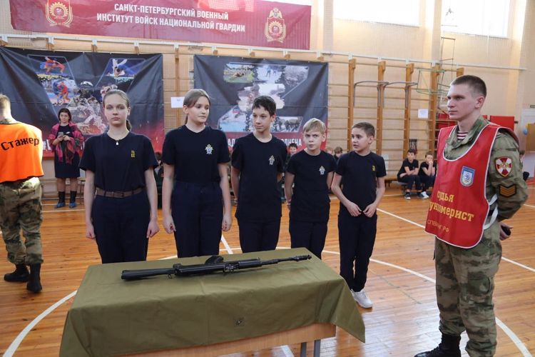 Для учащихся кадетских 5 классов Росгвардии и Следственного Комитета Российской Федерации отдел ВПР Санкт-Петербургского военного института провёл военно-спортивную эстафету.