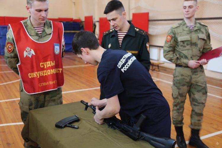 Для учащихся кадетских 5 классов Росгвардии и Следственного Комитета Российской Федерации отдел ВПР Санкт-Петербургского военного института провёл военно-спортивную эстафету.