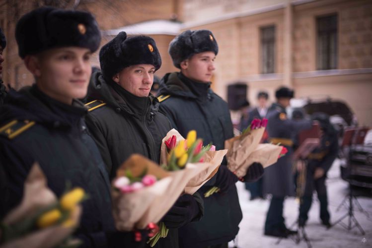 «Как много в мире девушек хороших!» Оркестр военного института и хор «Голосъ гвардии» выступили с музыкальным подарком сразу для 4 организаций города Санкт-Петербурга.