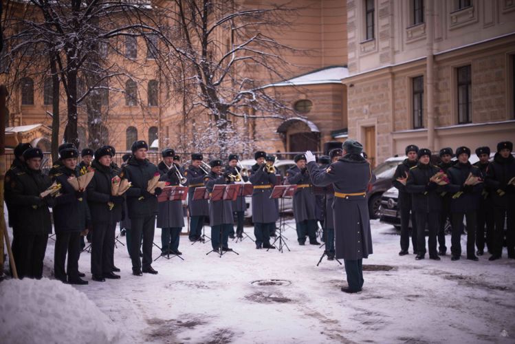 «Как много в мире девушек хороших!» Оркестр военного института и хор «Голосъ гвардии» выступили с музыкальным подарком сразу для 4 организаций города Санкт-Петербурга.