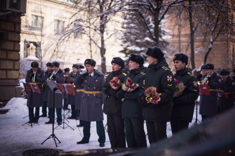 «Как много в мире девушек хороших!» Оркестр военного института и хор «Голосъ гвардии» выступили с музыкальным подарком сразу для 4 организаций города Санкт-Петербурга.