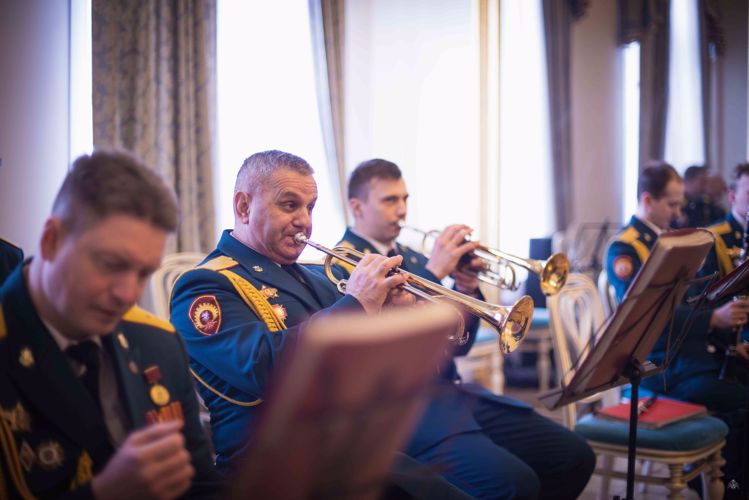 «Как много в мире девушек хороших!» Оркестр военного института и хор «Голосъ гвардии» выступили с музыкальным подарком сразу для 4 организаций города Санкт-Петербурга.
