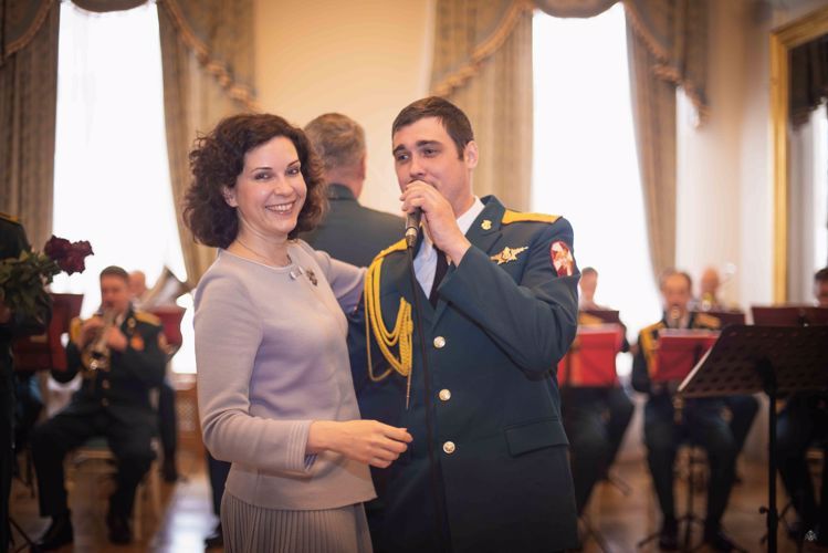 «Как много в мире девушек хороших!» Оркестр военного института и хор «Голосъ гвардии» выступили с музыкальным подарком сразу для 4 организаций города Санкт-Петербурга.