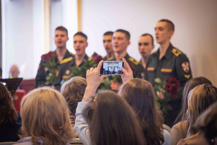«Как много в мире девушек хороших!» Оркестр военного института и хор «Голосъ гвардии» выступили с музыкальным подарком сразу для 4 организаций города Санкт-Петербурга.