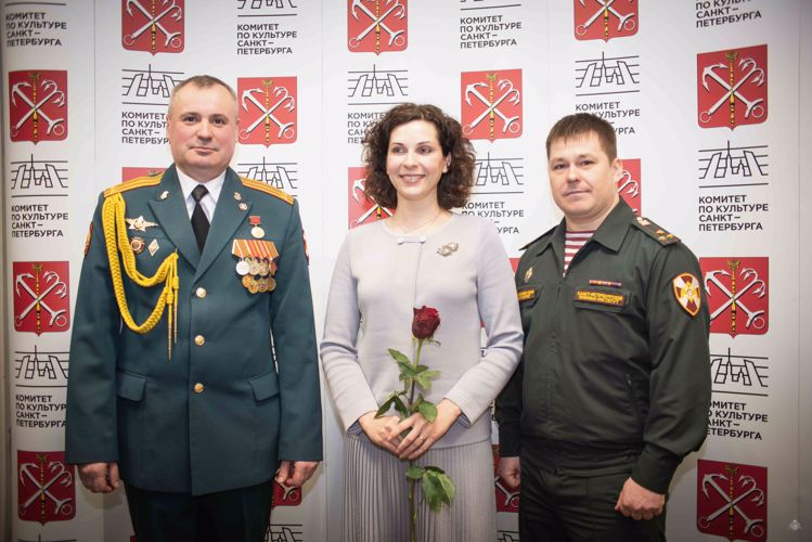 «Как много в мире девушек хороших!» Оркестр военного института и хор «Голосъ гвардии» выступили с музыкальным подарком сразу для 4 организаций города Санкт-Петербурга.