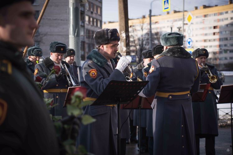 «Как много в мире девушек хороших!» Оркестр военного института и хор «Голосъ гвардии» выступили с музыкальным подарком сразу для 4 организаций города Санкт-Петербурга.