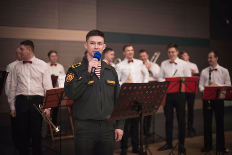 Оркестр военного института продолжил выступать с музыкальным подарком к Международному женскому дню.