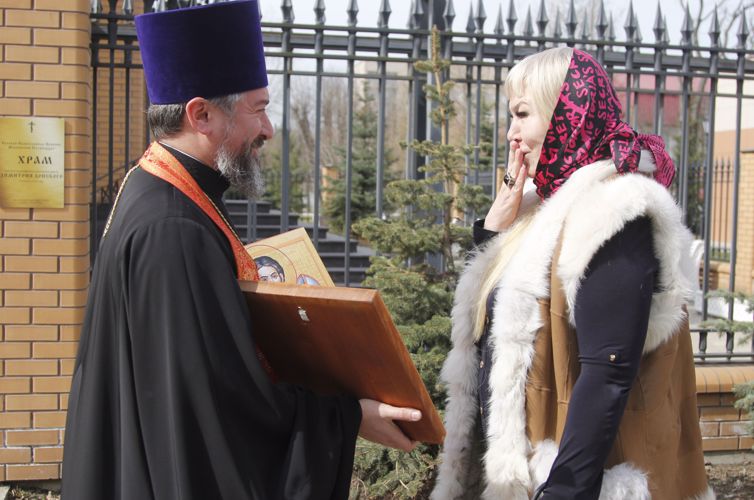 Передача святынь в храм св. Димитрия Донского