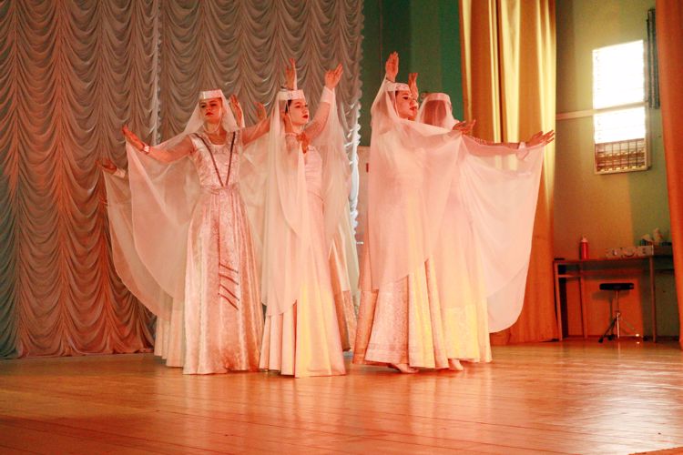 На сцене ансамбли «Нарт» и «Ритмы Кавказа»