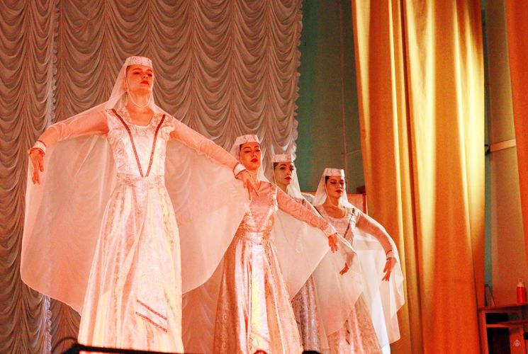 На сцене ансамбли «Нарт» и «Ритмы Кавказа»