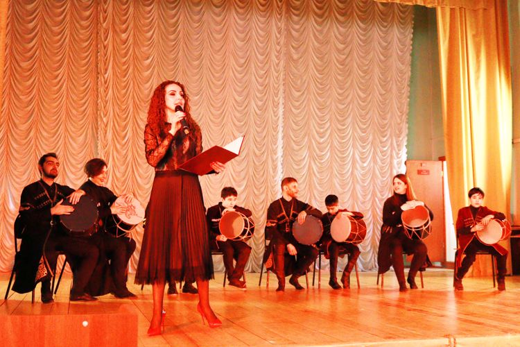 На сцене ансамбли «Нарт» и «Ритмы Кавказа»