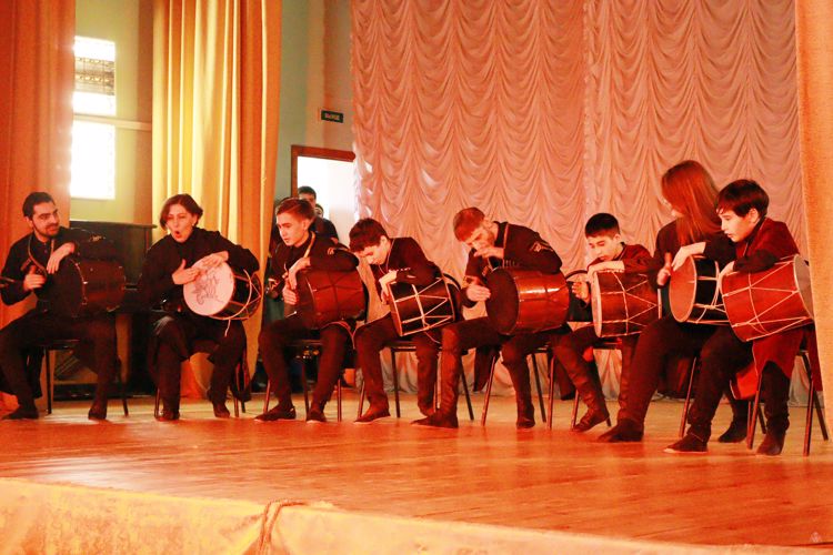 На сцене ансамбли «Нарт» и «Ритмы Кавказа»