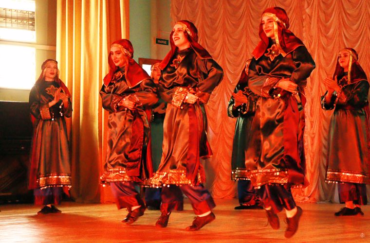 На сцене ансамбли «Нарт» и «Ритмы Кавказа»