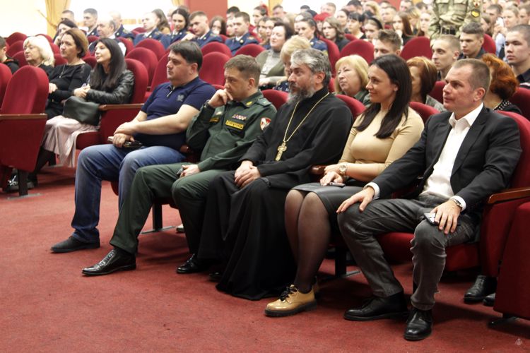 На сцене Хор выпускников  Московской Сретенской духовной академии