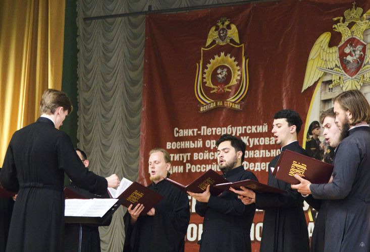 На сцене Хор выпускников  Московской Сретенской духовной академии