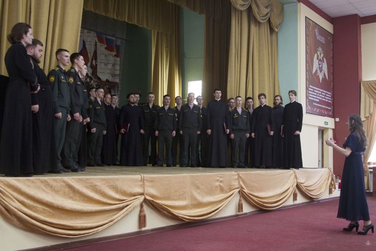 На сцене Хор выпускников  Московской Сретенской духовной академии