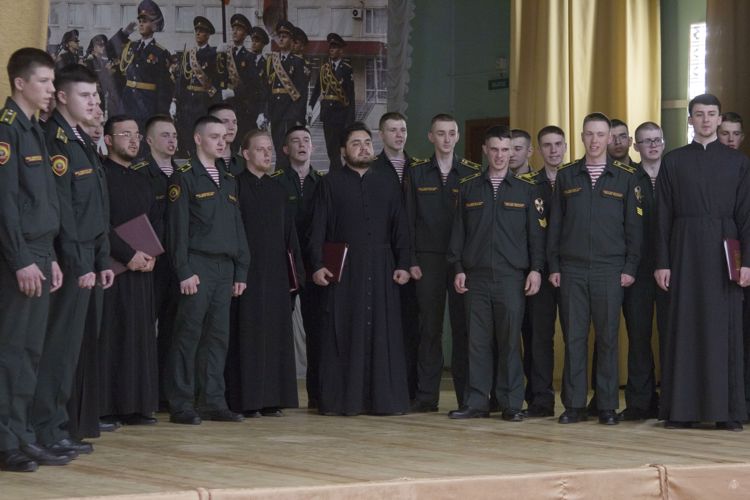 На сцене Хор выпускников  Московской Сретенской духовной академии