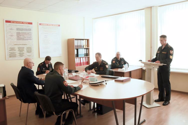 Защита выпускных квалификационных  работ выпускниками факультета военно-политической работы