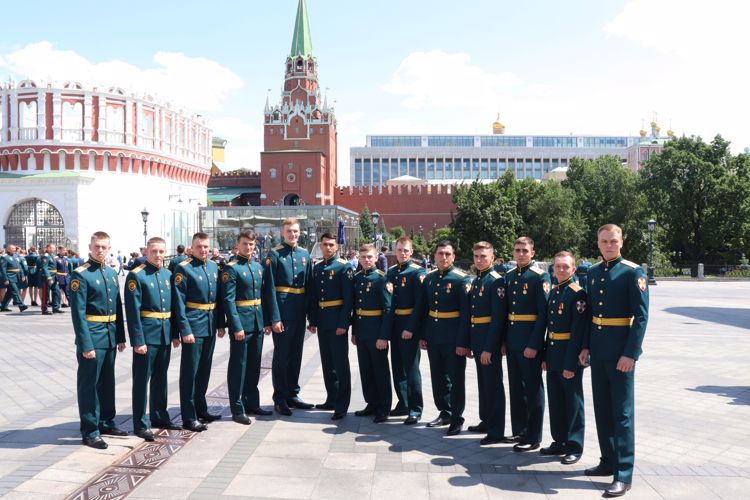 Выпускники Санкт-Петербургского военного ордена Жукова института войск национальной гвардии приняли участие в торжественном приеме в Кремле