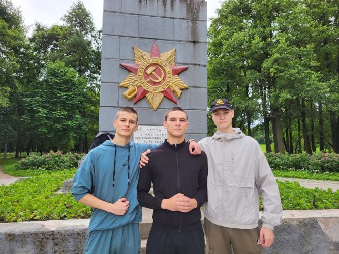 Абитуриенты военного института приняли участие в марш-походе по местам воинской славы Санкт-Петербурга.