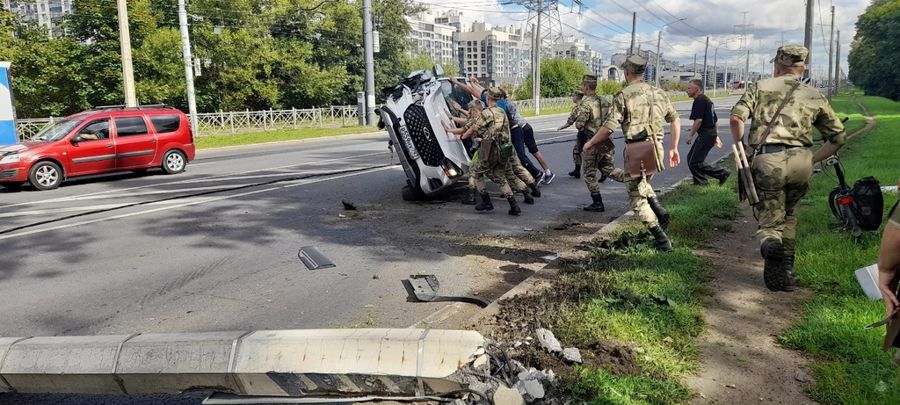 Курсанты военного институты пришли на выручку водителю, попавшему в ДТП на Петергофском шоссе