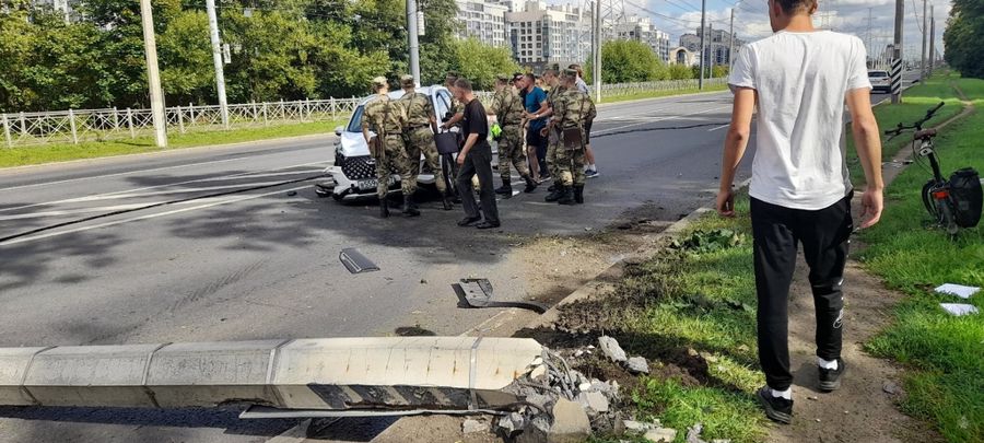 Курсанты военного институты пришли на выручку водителю, попавшему в ДТП на Петергофском шоссе