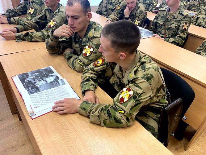В 75 годовщину со дня рождения Героя России генерал-полковника Романова А.А. в военном институте прошла презентация книги «Знаменосец. Война и мир генерала Романова»