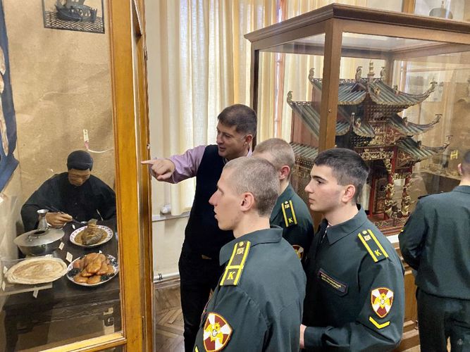 Курсанты военного института посетили научно-образовательные площадки в Музее антропологии и этнографии имени Петра Великого (Кунсткамере) Российской академии наук
